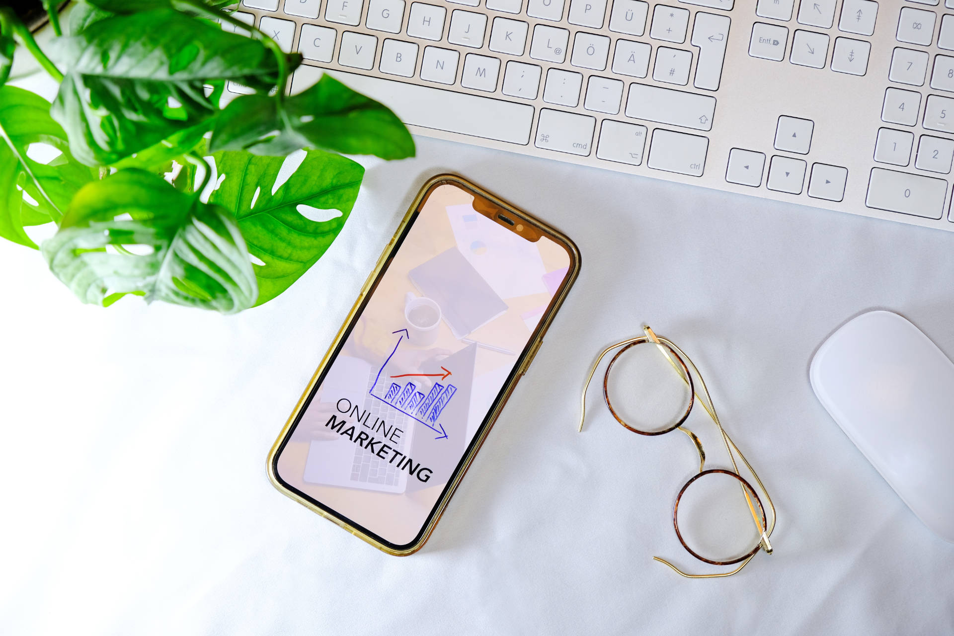 Spartphone mit Tastatur und Brille Marketing